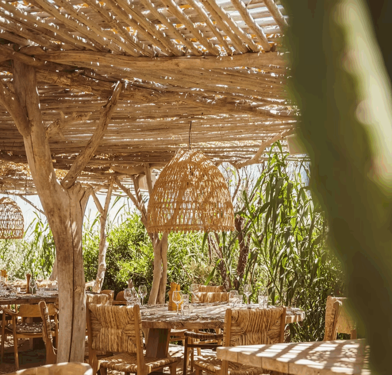 Cabane bambou beach club restaurant saint-tropez